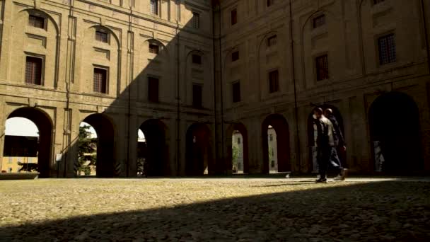 Δύο Άνδρες Περπατούν Κάτω Από Μια Έρημο Palazzo Della Pilotta — Αρχείο Βίντεο