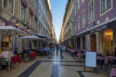 Lizbon, Portekiz - 30 Ekim 2017. Baixa 'da restoranları, kafeleri ve terası olan La Rua Augusta yayaları Lizbon, Portekiz' de ünlü bir semt..