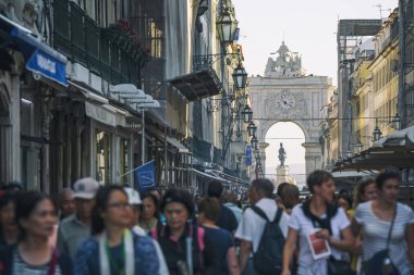 Lizbon, Portekiz - 30 Ekim 2017. Baixa 'da restoranları, kafeleri ve terası olan La Rua Augusta yayaları Lizbon, Portekiz' de ünlü bir semt..