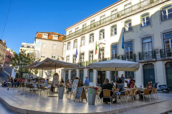 Lizbon, Portekiz - 30 Ekim 2017. Lizbon, Portekiz 'in eski bir kasabasındaki restoranda insanlar.