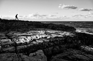Polignano a Mare, Bari Eyaleti, Puglia Bölgesi, güney İtalya 'da Adriyatik deniz kıyısında akşam manzarası. Siyah ve beyaz resim.