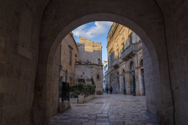 Akşam vakti Polignano sokaklarında Arco Marchesale, Bari Eyaleti, Puglia Bölgesi, güney İtalya ile Mare Eski Kasabası.