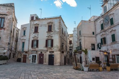 Polignano A Mare, İtalya - 12 Şubat 2019. Polignano Piazza Dell 'Orologio' da kış mevsimi Mare Eski Kasabası, Bari Eyaleti, Puglia Bölgesi, güney İtalya.