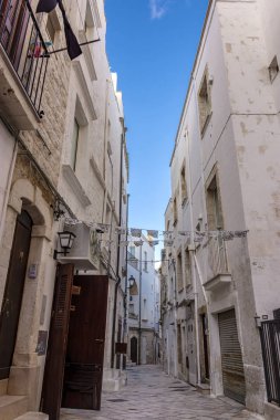Polignano A Mare, İtalya - 12 Şubat 2019. Akşam vakti Polignano sokaklarında bir Mare Old Town, Bari Eyaleti, Puglia bölgesi, güney İtalya.