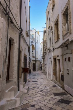  Akşam vakti Polignano sokaklarında bir Mare Old Town, Bari Eyaleti, Puglia bölgesi, güney İtalya.