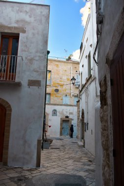  Akşam vakti Polignano sokaklarında bir Mare Old Town, Bari Eyaleti, Puglia bölgesi, güney İtalya.