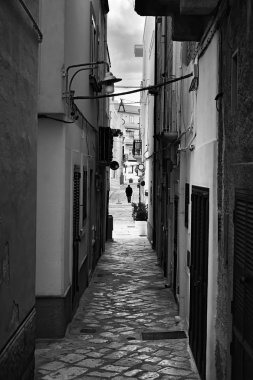 Akşam vakti Polignano sokaklarında bir Mare Old Town, Bari Eyaleti, Puglia bölgesi, güney İtalya. Siyah ve beyaz resim.