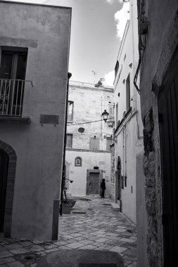 Akşam vakti Polignano sokaklarında bir Mare Old Town, Bari Eyaleti, Puglia bölgesi, güney İtalya. Siyah ve beyaz resim.