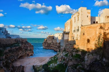 Lama Monachile sahilinde kış akşamı, Polignano a Mare, Bari Eyaleti, Puglia bölgesi güney İtalya.