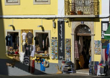Sintra, Portekiz - 31 Ekim 2017. Portekiz 'in Sintra şehrinde dükkanları, restoranları ve vintage mağazaları olan sokak manzarası.
