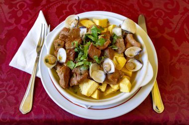 Portekiz mutfağı domuz ve istiridye karışımı, popüler ve geleneksel Carne de Porco a Alentejana in Sintra, Portekiz