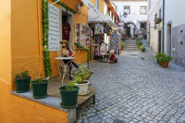 Sintra, Portekiz - 31 Ekim 2017. Portekiz 'in Sintra şehrinde dükkanları, restoranları ve vintage mağazaları olan sokak manzarası.