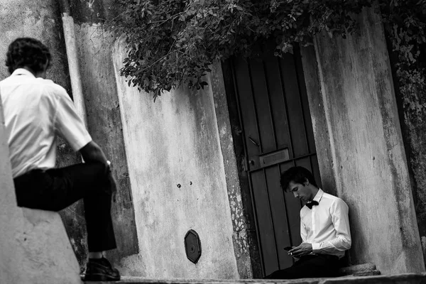 葡萄牙辛特拉 2017年10月31日 葡萄牙辛特拉 男人们在街上放松的街头摄影 黑白图像 — 图库照片