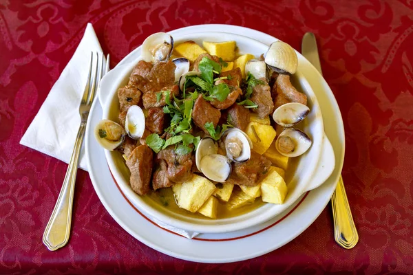 Portekiz mutfağı domuz ve istiridye karışımı, popüler ve geleneksel Carne de Porco a Alentejana in Sintra, Portekiz