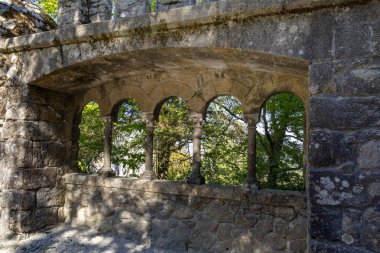 Sintra, Portekiz - 31 Ekim 2017. Quinta da Regaleira, Portekiz, Sintra. Garip dekore edilmiş saray ve bahçeleri mağaralarla, çeşmelerle, tünellerle, mağaralarla, heykellerle. Unesco Dünya Mirası Sitesi.