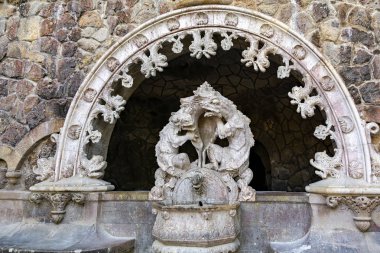 Sintra, Portekiz - 31 Ekim 2017. Quinta da Regaleira, Portekiz, Sintra. Garip dekore edilmiş saray ve bahçeleri mağaralarla, çeşmelerle, tünellerle, mağaralarla, heykellerle. Unesco Dünya Mirası Sitesi.