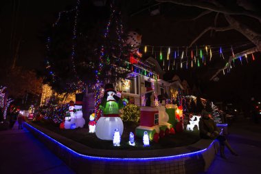  New York, Ny, Usa - 7 Aralık 2019. Dyker Heights bölgesi Noel Işıkları, New York, Usa. 