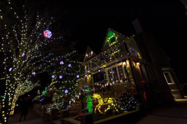  New York, Ny, Usa - 7 Aralık 2019. Dyker Heights bölgesi Noel Işıkları, New York, Usa. 