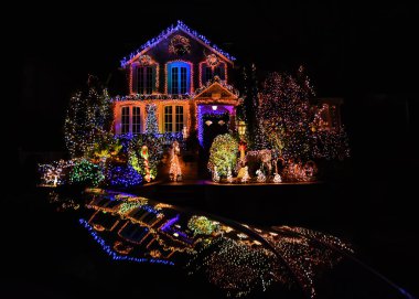 Geceleyin renkli Noel süslemeleri. Mevsimlik arkaplan.