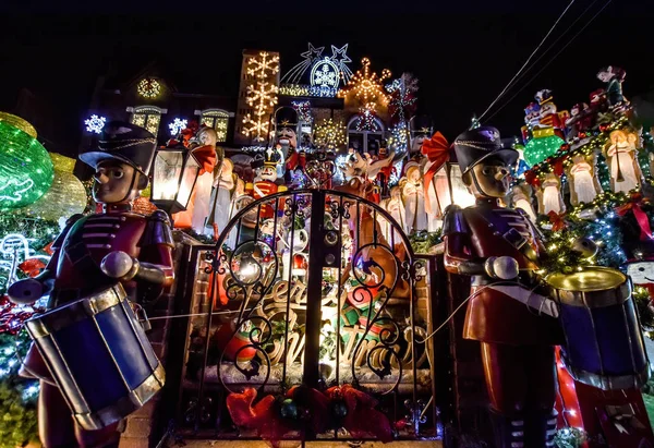  New York, Ny, Usa - 7 Aralık 2019. Dyker Heights bölgesi Noel Işıkları, New York, Usa. 