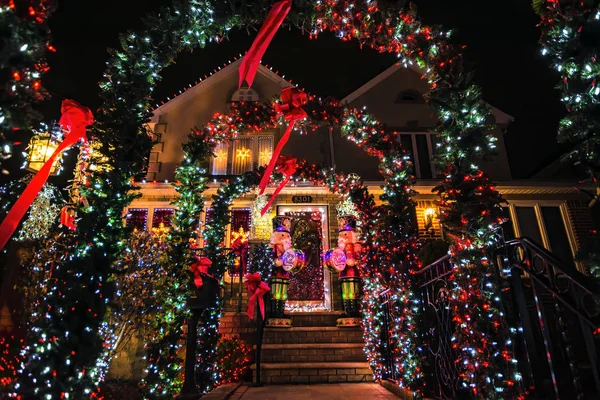  New York, Ny, Usa - 7 Aralık 2019. Dyker Heights bölgesi Noel Işıkları, New York, Usa. 