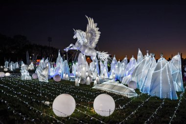 Randall Adası, New York, Ny, Usa - 8 Aralık 2019. Luminocity 'nin Kış Feneri Festivali' ndeki Sihirli Işıklar Diyarı Randall 's Island Park, New York.