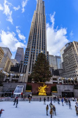 New York, Ny, Usa - 5 Aralık 2019. Rockefeller Center 'ın ünlü buz pateni, Noel ağacı ve Prometheus heykeli..