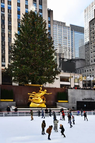 New York Usa Prosince2019 Slavné Rockefellerovo Centrum Bruslením Vánočním Stromem — Stock fotografie