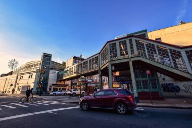 Brooklyn, New York, Ny, Usa - 30 Kasım 2019. Brooklyn, New York 'ta sokak manzarası ve trafik ulaşımı. Franklin Bulvarı Yaya Köprüsü.