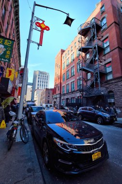 China Town, New York, Ny, Usa - 30 Kasım 2019. Manhattan 'da renkli sokaklar ve şehir ulaşımı - Çin Mahallesi, New York.