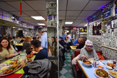 China Town, New York, Ny, Usa - 30 Kasım 2019. İnsanlar Çin Mahallesi, Manhattan, New York 'taki ünlü Wo Hop restoranında yemek yiyorlar. .