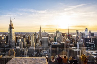 Manhattan, New York, Ny, Usa - 30 Kasım 2019. İnsanlar New York City mimarisine bakıyor. Manhattan gökdelenleri alacakaranlıkta Rock 'ın tepesinden, Rockefeller Center, Ny, Usa' dan. 