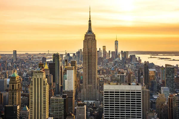 Manhattan, New York, Ny, Usa - 30 Kasım 2019. New York City Mimarisi, Manhattan silueti ile alacakaranlıkta Top of the Rock, Rockefeller Center, Ny, Usa.