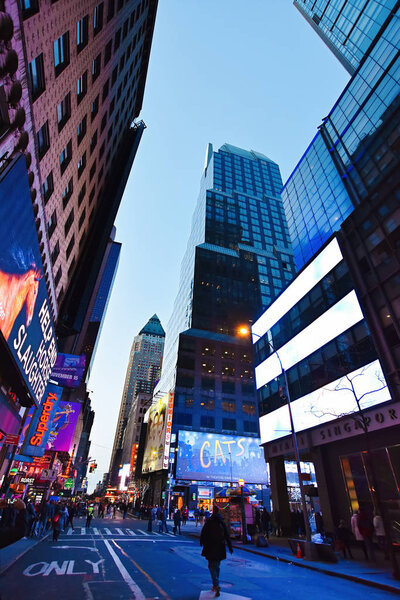 Манхэттен, Нью-Йорк, штат Нью-Йорк, США - 30 ноября 2019 года. Night street view and city life on Broadway, Midtown Manhattan, New York
.