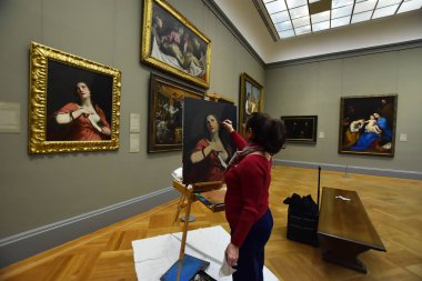 Manhattan, New York, Usa - 9 Aralık 2019. Öğrenci New York Metropolitan Sanat Müzesi 'nde resim yapıyor. Amerika' nın en büyük sanat müzesi olan 