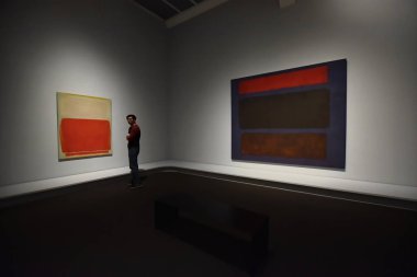 Manhattan, New York, Usa - 9 Aralık 2019. New York Metropolitan Sanat Müzesi 'ndeki turistler, ABD' nin en büyük sanat müzesi olan 