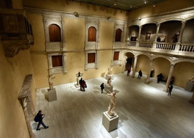 Manhattan, New York, Usa - 9 Aralık 2019. New York Metropolitan Sanat Müzesi 'nden Velez Blanco Kalesi verandası - 