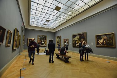 Manhattan, New York, Usa - 9 Aralık 2019. New York Metropolitan Sanat Müzesi 'ndeki turistler, ABD' nin en büyük sanat müzesi olan 