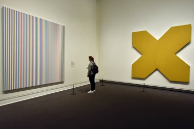 Manhattan, New York, Usa - 9 Aralık 2019. New York Metropolitan Sanat Müzesi 'ndeki turistler, ABD' nin en büyük sanat müzesi olan 