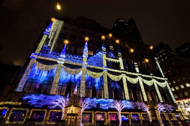 Yılbaşı Treemanhattan, New York, Usa - 2 Aralık 2019. Saks Fifth Avenue (Mağaza) Noel ışık gösterisi ve tatil sezonu vitrinleri ile 5. Cadde, Manhattan, New York City, Ny, Usa.