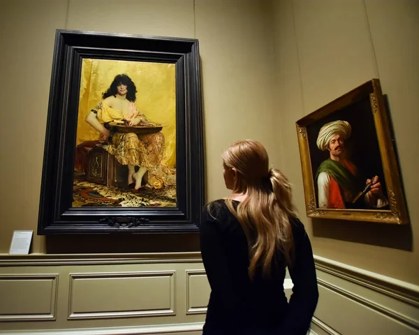 Manhattan, New York, Usa - 9 Aralık 2019. New York Metropolitan Sanat Müzesi 'ndeki turistler, ABD' nin en büyük sanat müzesi olan 