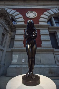 Manhattan, New York, Usa - 9 Aralık 2019. Carroll ve Milton Petrie Avrupa Heykel Mahkemesi Metropolitan Sanat Müzesi New York - 