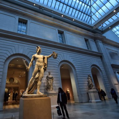 Manhattan, New York, Usa - 9 Aralık 2019. Carroll ve Milton Petrie Avrupa Heykel Mahkemesi Metropolitan Sanat Müzesi New York - 