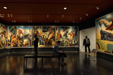 Manhattan, New York, Usa - 9 Aralık 2019. New York Metropolitan Sanat Müzesi 'ndeki turistler, ABD' nin en büyük sanat müzesi olan 