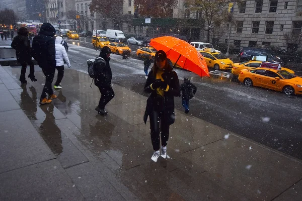 Manhattan, New York, Usa - 3 Aralık 2019. 5. Cadde, Manhattan, New York 'ta kar yağışı.