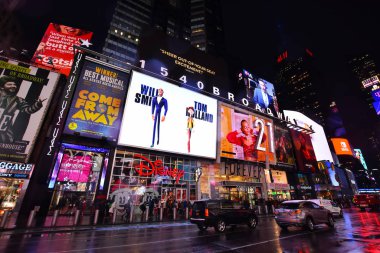 Manhattan, New York, Ny, Usa. 3 Aralık 2019. Times Meydanı 'nda Broadway' de kış yağmurlu bir gece, turizm merkezi, eğlence merkezi ve Manhattan, New York 'ta bir mahalle..