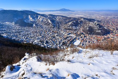 Brasov 'un kışın çatıları Tampa Dağı, Transilvanya, Romanya' dan