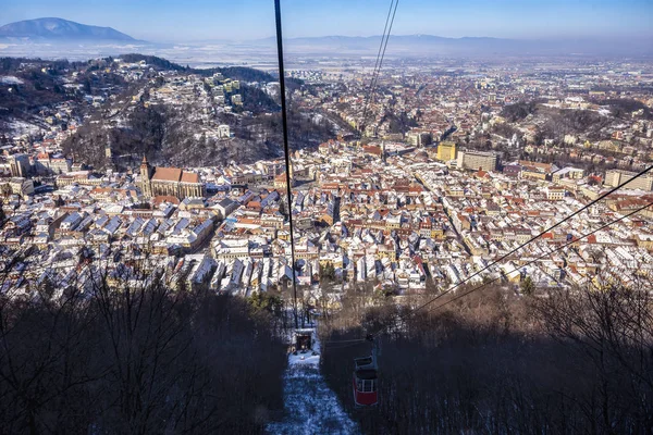 Στέγες Brasov Χειμώνα Και Μεταφορά Τελεφερίκ Από Βουνό Τάμπα Τρανσυλβανία — Φωτογραφία Αρχείου
