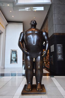 Manhattan, New York, Nyc, ABD - 7 Aralık 2019. Botero 'nun Çıplak Adam Heykeli, Columbus Circle' daki Dükkanlar, Time Warner Center, New York.