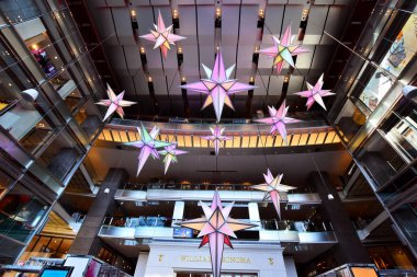 Manhattan, New York, Nyc, ABD - 7 Aralık 2019. Manhattan 'daki İç Alışveriş Merkezi, Columbus Circle' daki Dükkanlar, Time Warner Center, New York.